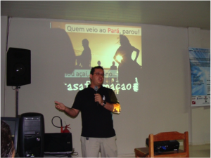 Fábio apresentando Quem vai ao Pará, parou! Tomou açaí, ficou no Tá Safo em Ação!
